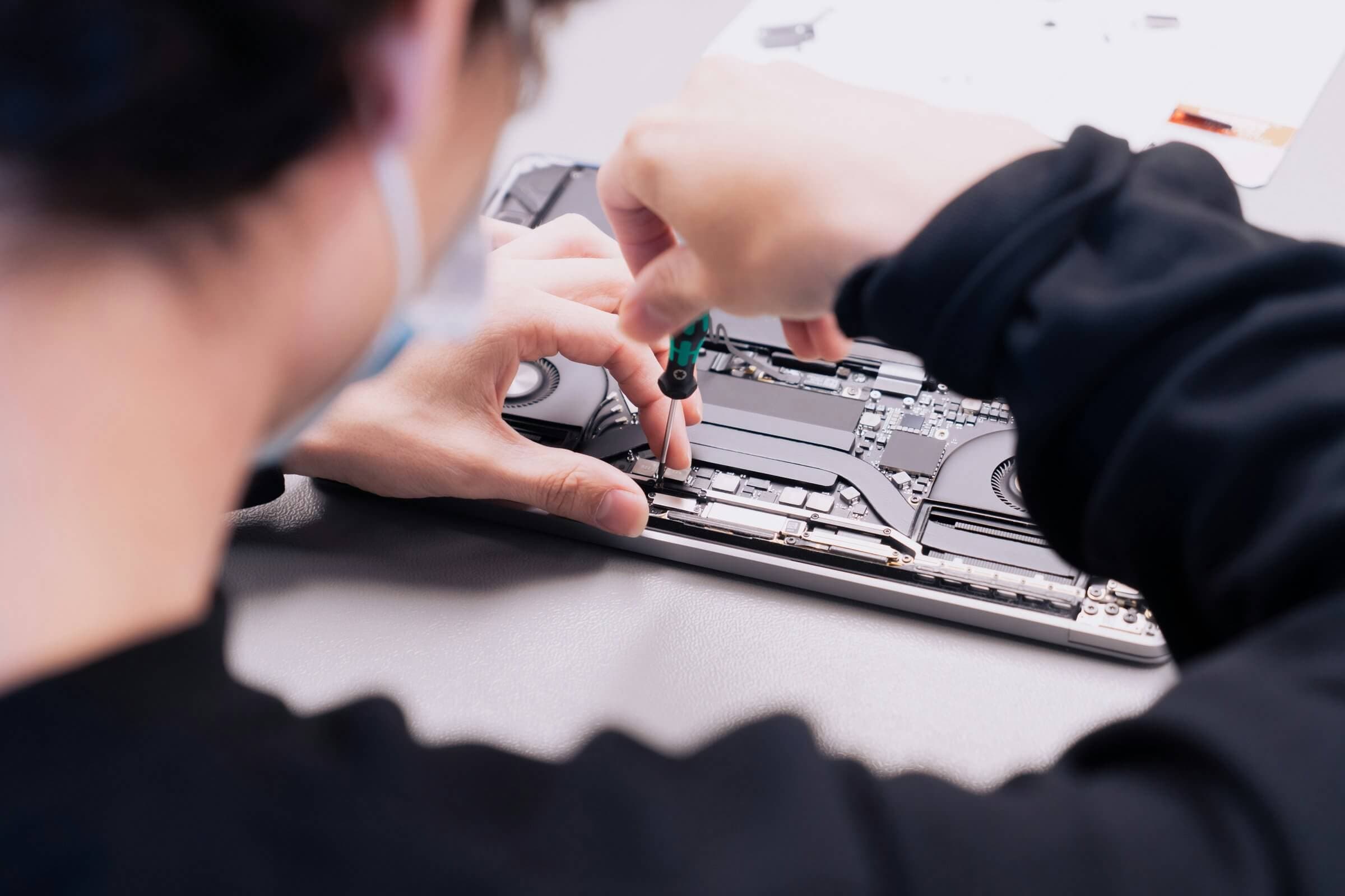 Tecnico reparando una computadora