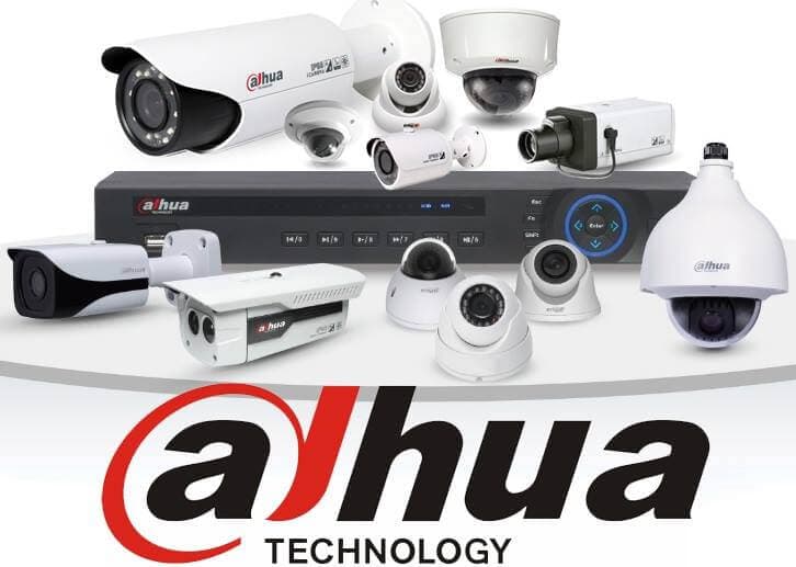 Vitrina de camaras, grabadores y paneles de alarma en el local de CM Tech Digital